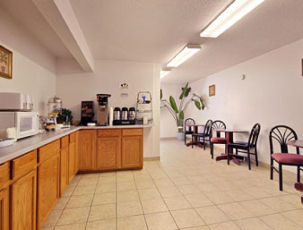 Super 8 By Wyndham Osceola Ia Motel Exterior photo